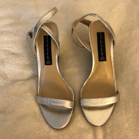 Gorgeous silver Steve Madden heels - Picture 3 of 4